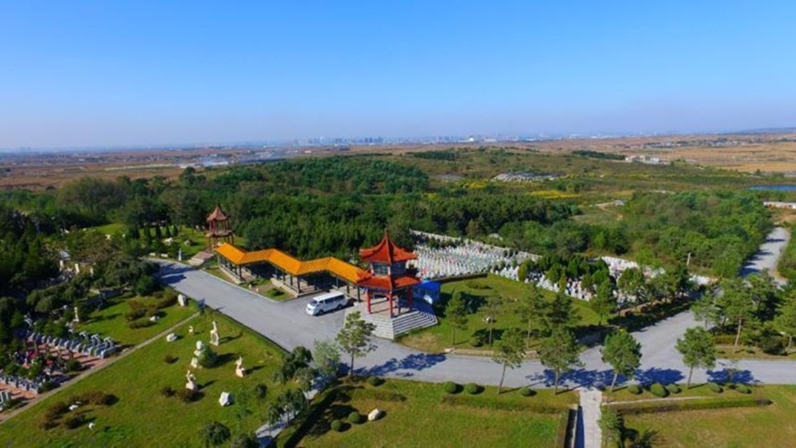 沈阳市卧龙墓园位处于沈阳市东陵区王滨乡卧龙山上,与清